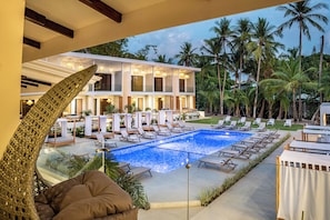 Piscine extérieure, tentes de plage, parasols de plage