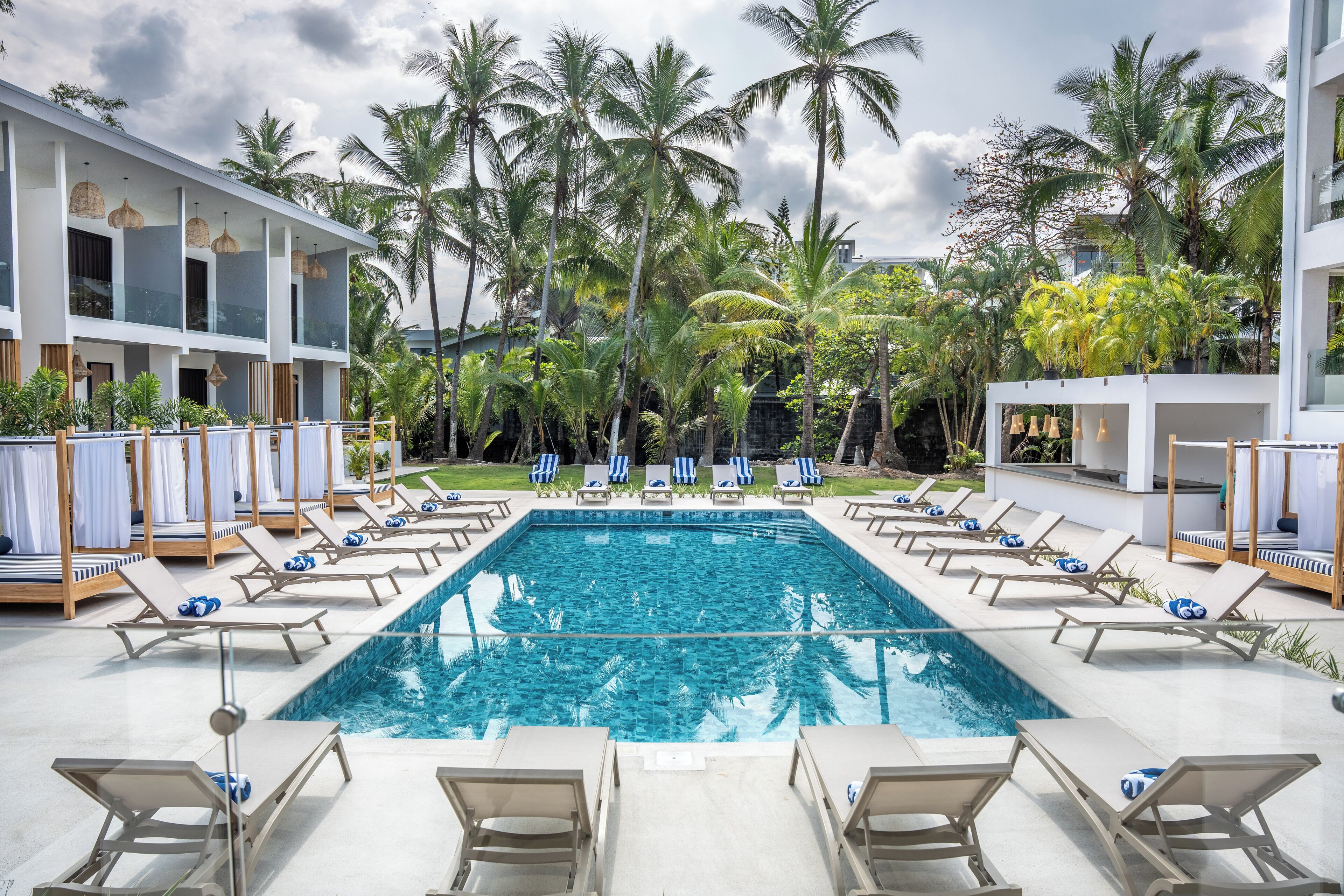 Una piscina al aire libre, cabañas de piscina (de pago), sombrillas