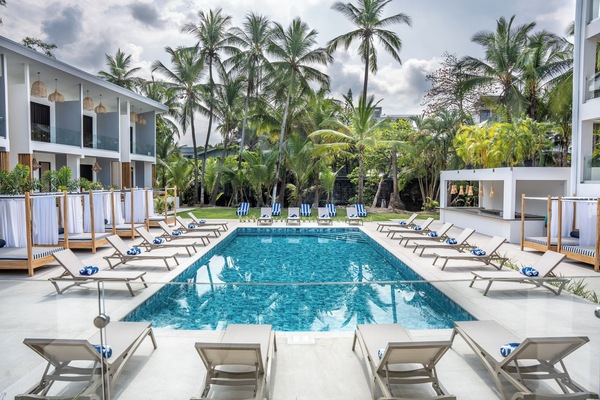 Een buitenzwembad, zwembadcabana's (toeslag)