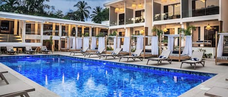 Piscina externa, funciona das 8h às 22h, barracas, guarda-sóis