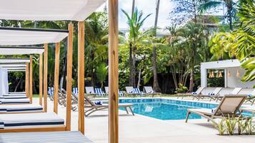 Alberca al aire libre y camas balinesas (con cargo)