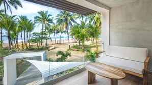 Un balcon avec vue sur une plage et des palmiers.