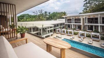 Habitación Deluxe, vista a la alberca | Sábanas de algodón egipcio, ropa de cama de alta calidad y edredón