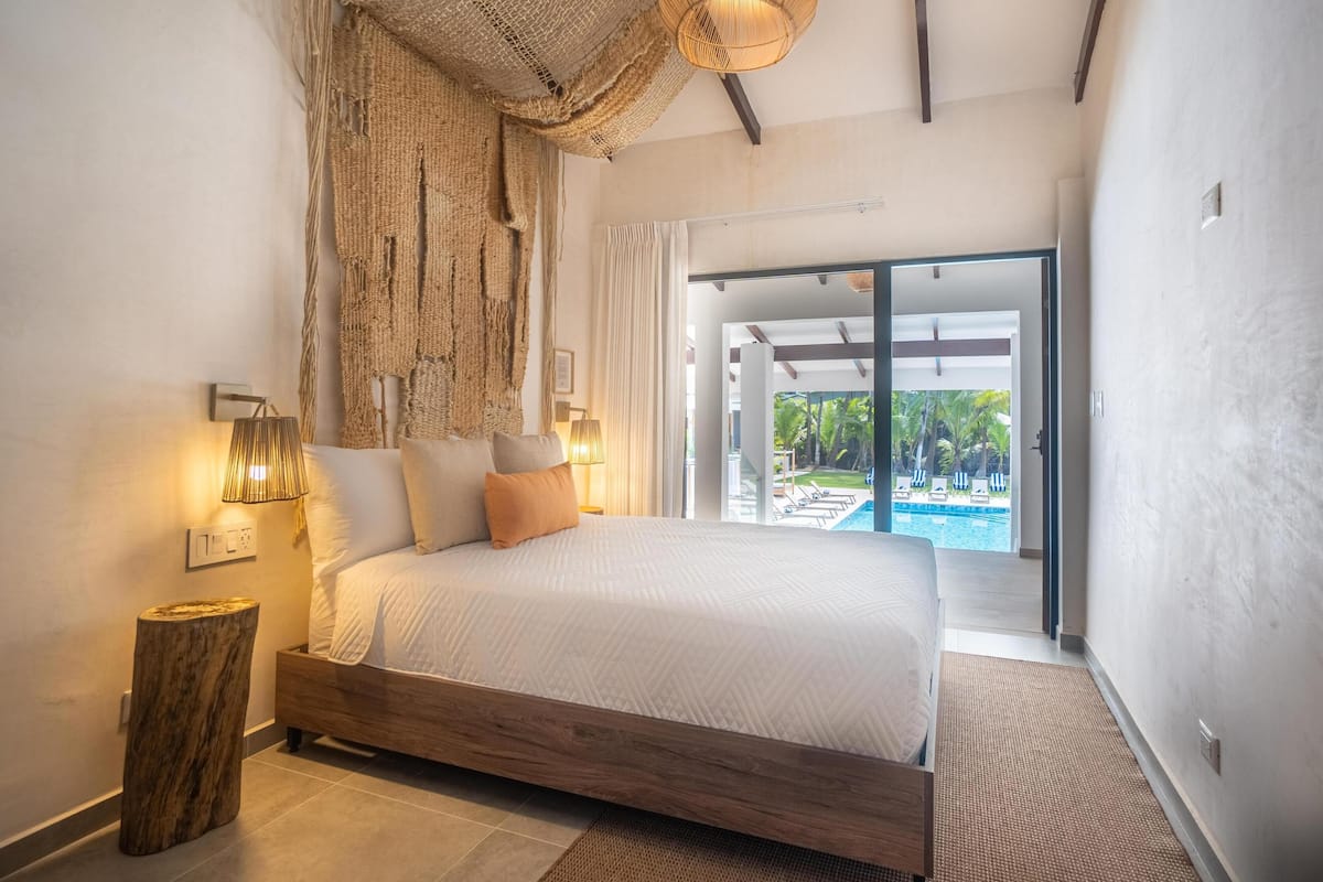 Standard Room, 1 Queen Bed, Non Smoking, Pool View (2nd Floor) | Egyptian cotton sheets, premium bedding, down comforters