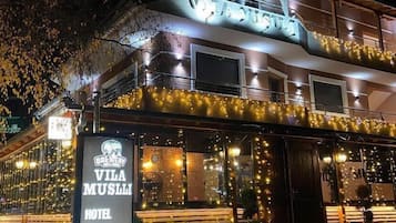Experience the warm welcome of Vila Musli, where a hotel, bar, restaurant, and delivery services await.