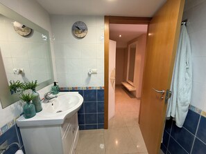Towels, soap, shampoo, toilet paper - Cozy townhouse in Oliva playa (VC)