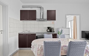 Réfrigérateur, four, plaque de cuisson, cafetière/bouilloire