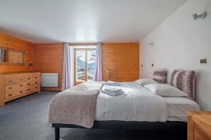 4 slaapkamers, een strijkplank/strijkijzer, reisbedje, wifi