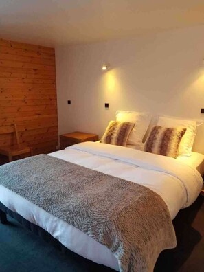 4 bedrooms, iron/ironing board, travel cot, WiFi