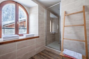 Dusj, hårføner og håndklær