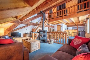 TV, fireplace - La Chapelle chalet, ski-in/out (Chamonix-Mont-Blanc)