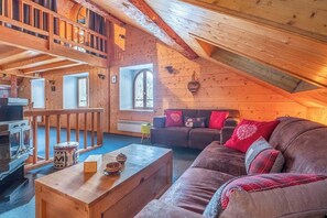 TV, fireplace - La Chapelle chalet, ski-in/out (Chamonix-Mont-Blanc)