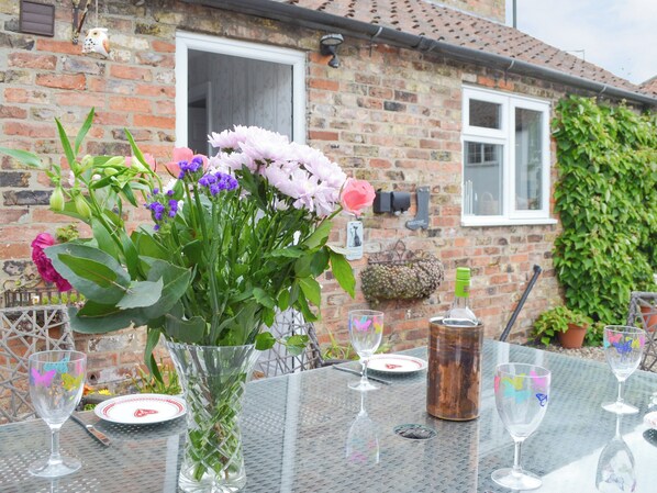 Property grounds - 2 bedroom accommodation in Brandesburton (Brandesburton)