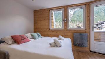 1 bedroom, bed sheets