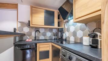 Een koelkast, een microgolfoven, een oven, een kookplaat