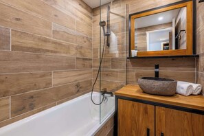 Suihku, hiustenkuivaaja, pyyhkeet