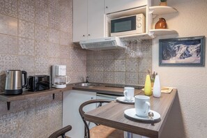 Fridge, microwave, stovetop, coffee/tea maker