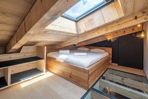 2 bedrooms, travel cot, WiFi, bed sheets