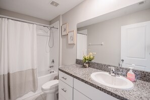 SĂšche-cheveux, serviettes fournies, savon, papier toilette