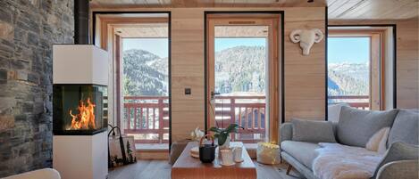 Fernseher, Kamin, Stereoanlage