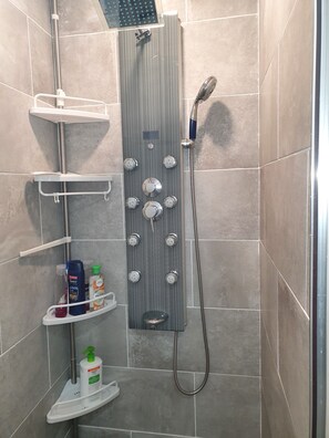Douche, baignoire Ă jets, serviettes fournies, savon