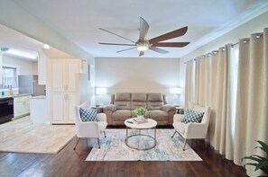 Living area - Spacious 4-bedroom house in charming San Antonio W lots of Games! (San Antonio)