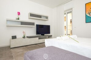 1 dormitorio, tabla de planchar con plancha, wifi y ropa de cama