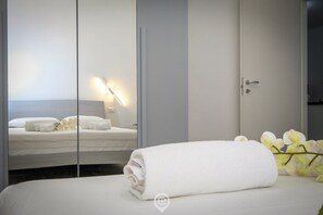 1 dormitorio, tabla de planchar con plancha, wifi y ropa de cama