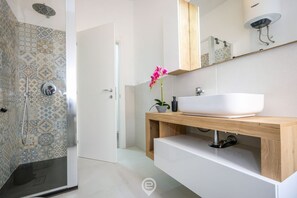 Ducha, secador de pelo, bidé y toallas