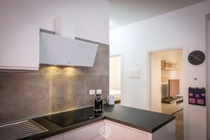 Frigorífico, microondas, horno y placa de cocina