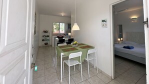 Apartment, 1 Bedroom, Balcony, City View | Dining room