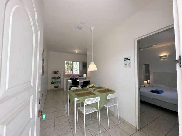 Apartment, 1 Bedroom, Balcony, City View | Dining room