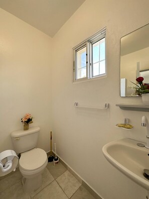 Apartment, 1 Bedroom, Balcony, City View | Bathroom
