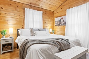 4 bedrooms, travel crib, free WiFi, bed sheets - Cozy Cabin I 10 Mns DT Blue Ridge I Hot Tub (Blue Ridge)