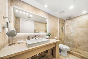 Douche, sèche-cheveux, serviettes fournies, savon