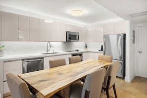 Réfrigérateur, four à micro-ondes, un four, surface de cuisson