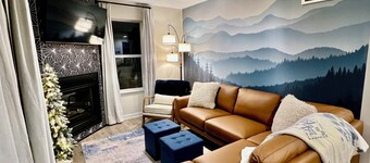 Ski-In/Ski-Out Schweitzer Condo, Bar Next Door, Fireplace & Pass Discounts