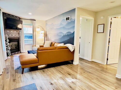 Ski-In/Ski-Out Schweitzer Condo, Bar Next Door, Fireplace & Pass Discounts