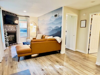 Ski-In/Ski-Out Schweitzer Condo, Bar Next Door, Fireplace & Pass Discounts