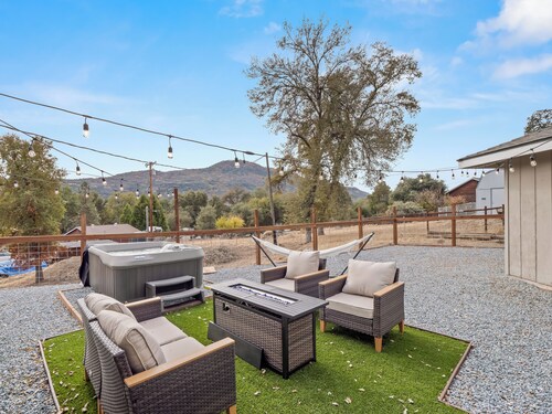 Hot Tub, King Bed, Coffee Bar - Walk to town!