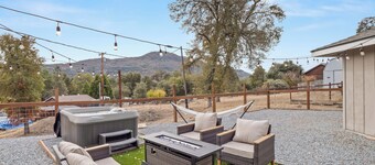 Hot Tub, King Bed, Coffee Bar - Walk to town!