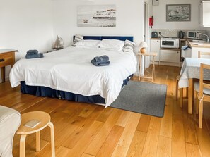 1 bedroom, bed sheets