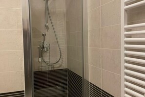 Dusche, Haartrockner, Bidet, Handtücher
