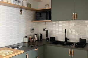 Réfrigérateur, micro-ondes, plaque de cuisson, cafetière/bouilloire