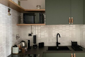 Réfrigérateur, micro-ondes, plaque de cuisson, cafetière/bouilloire