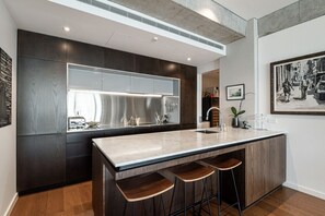 Fridge, oven, stovetop, dishwasher