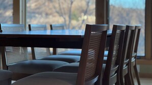 Une salle de conférence avec une grande table et des chaises.