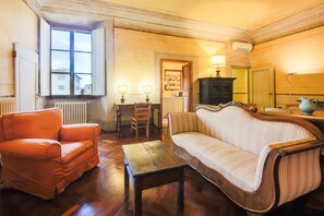 Living area - Apartments Florence- Borgo Pinti with Frescoes (Firenze)