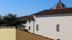 Un bâtiment doté d’un dôme et d’un toit recouvert de tuiles.