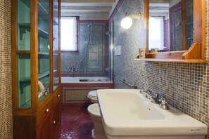 Ducha, secador de pelo, bidé y toallas